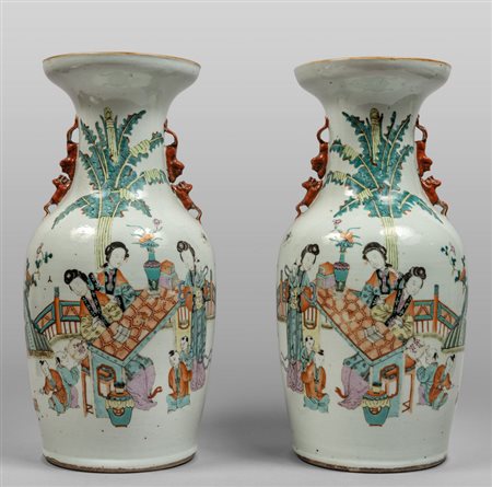 Coppia di vasi in porcellana di Cina decorati con 