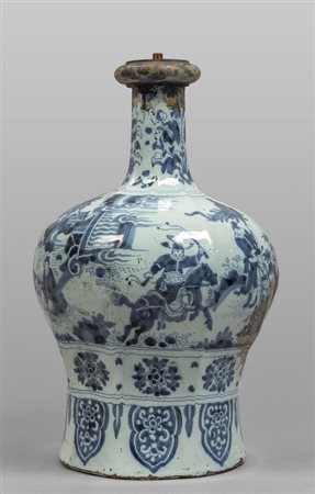 Bottiglia in porcellana, decorazione bianca e 