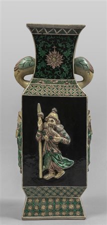 Vaso in porcellana policroma con decoro di 