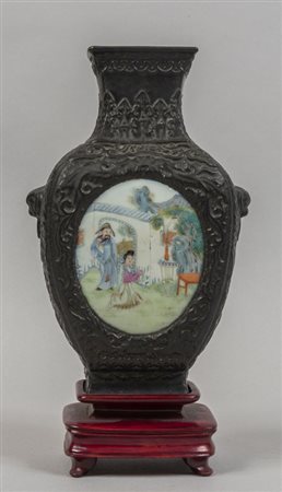 Vaso in porcellana policroma a fondo nero con 