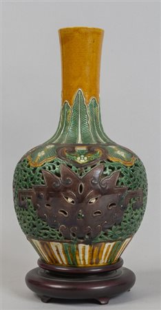 Vaso in porcellana policroma decorato in giallo e 