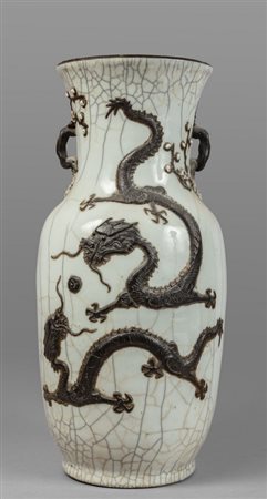 Vaso in porcellana a fondo bianco decorato con 