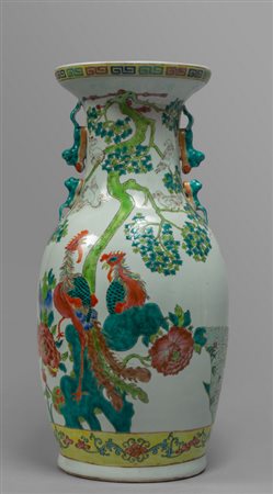 Vaso in porcellana policroma decorato a figure di 