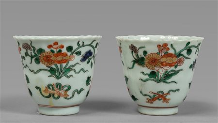 Due tazzine in porcellana policroma, famiglia 