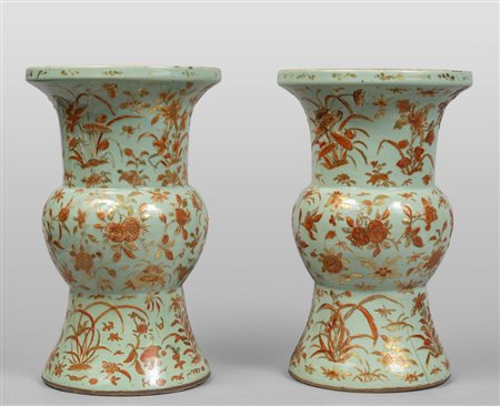 Coppia di vasi Celadon con fiori in rilievo 