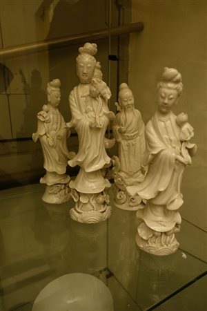Quattro guanyin ed un saggio in porcellana 
