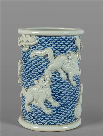 Portapennelli in porcellana decorato a rilievo 