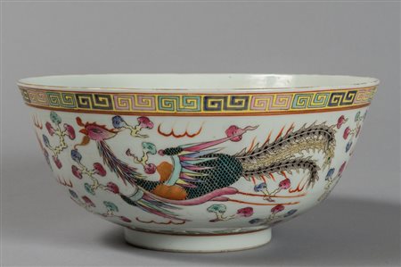 Coppa in porcellana bianca decorata in policromia 