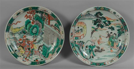 Coppia di piatti in porcellana decorata con 