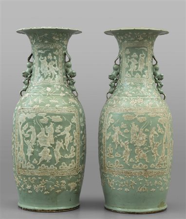 Coppia di grandi vasi Celadon decorati in bianco 
