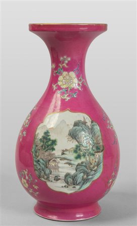 Vaso in porcellana policroma a fondo rosa 