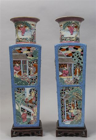 Coppia di vasi in porcellana traforata di forma 