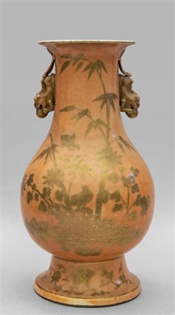 Vaso in porcellana a fondo rosa con decorazioni 