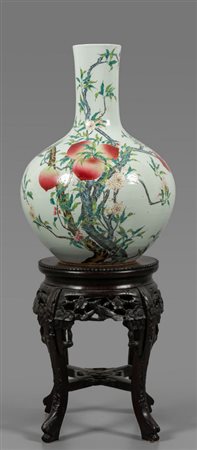 Grande vaso in porcellana bianca decorato in 
