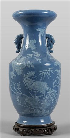 Vaso in porcellana a fondo azzurro decorato con 