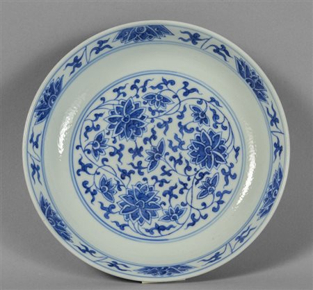 Piattino in porcellana bianca e blu con fiori, 