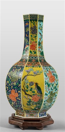 Bottiglia di forma ottagonale in porcellana 