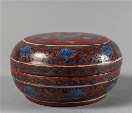 Scatola in porcellana rossa e blu, marcata alla 