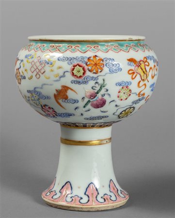 Coppa in porcellana bianca decorata in policromia 