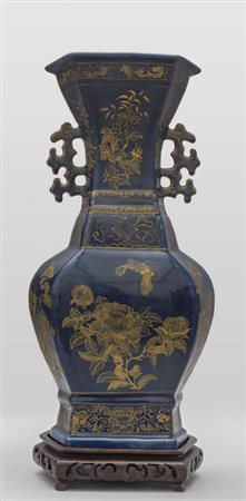 Vaso in porcellana blu decorata a freddo in oro 