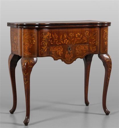 Tavolo da gioco con piano a libro movimentato sul 