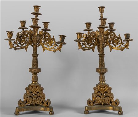 Coppia di candelabri neogotici in bronzo dorato a 