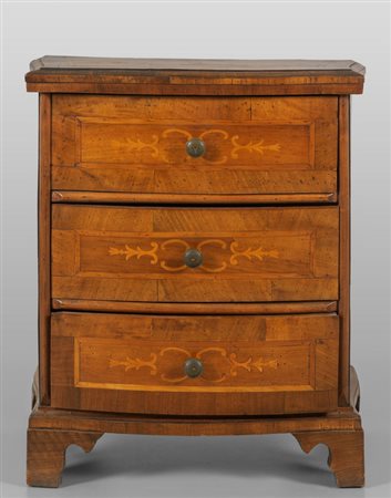 Piccolo comò Luigi XIV a tre cassetti lastronato 