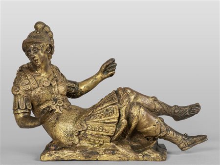 Guerriero sdraiato, scultura in bronzo dorato, 