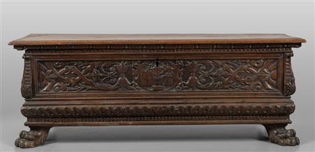 Cassapanca in noce, frontale intagliato con 