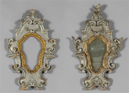 Coppia di cantaglorie in legno intagliato e 