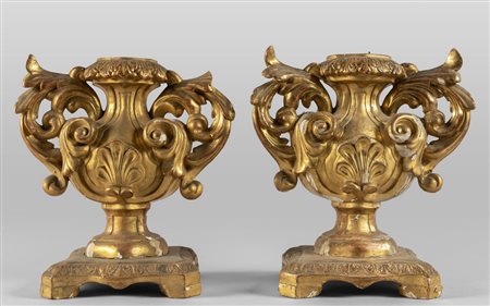 Coppia di vasi portapalma in legno intagliato e 