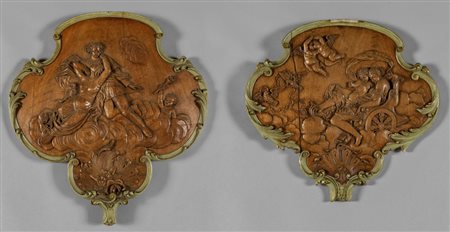 Coppia di pannelli sagomati in legno intagliato 