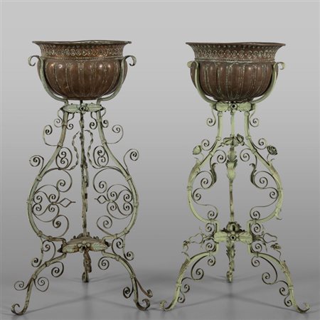 Due fioriere in rame e ferro battuto, inizi 