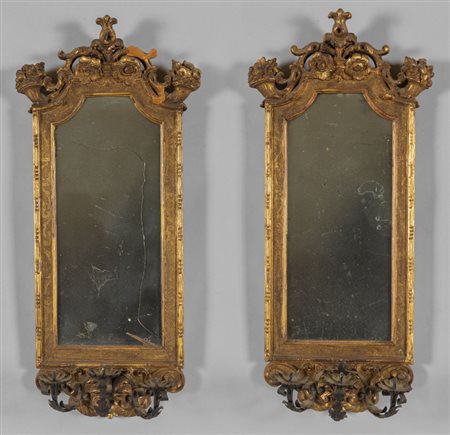 Coppia di specchierine in legno intagliato e 