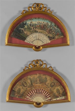 Coppia di ventagli entro teca in legno dorato, 