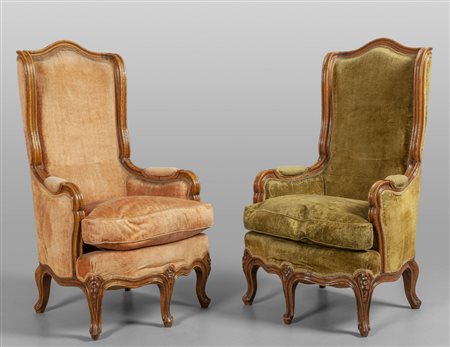 Coppia di poltrone imbottite con schienale alto 