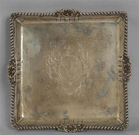 Salver in argento di forma quadrata, bordo 