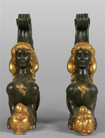 Coppia di sfingi in legno laccato e dorato, fine 