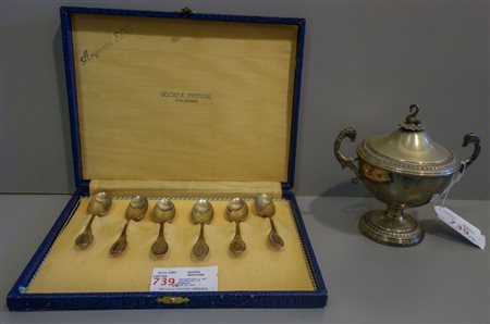 Zuccheriera e sei cucchiaini in 