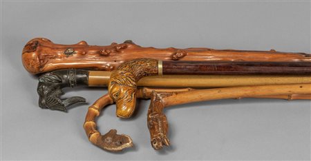 Cinque bastoni da passeggio con pomoli intagliati