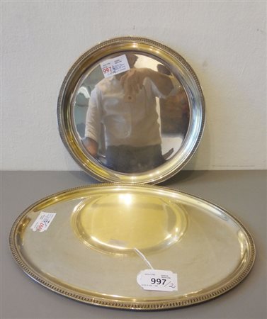Due piatti da portata in argento decorati con 