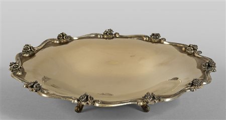 Piatto con piedini in argento con bordo decorato 