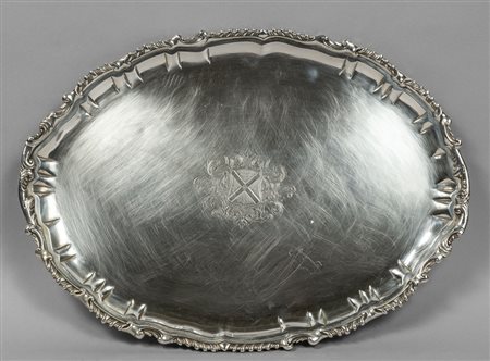 Vassoio in argento con bordo barocco, stemma nel 
