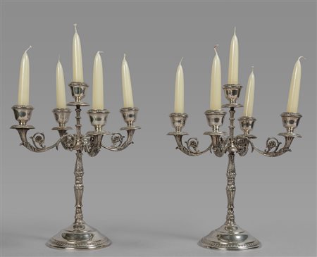 Coppia di candelieri in argento a cinque 
