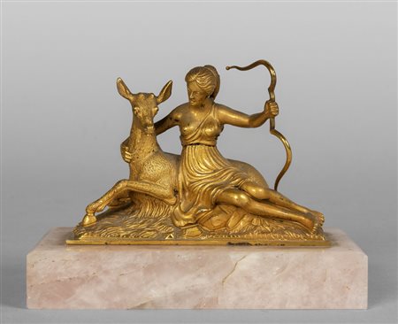 Amazzone, scultura in bronzo dorato poggiante su 