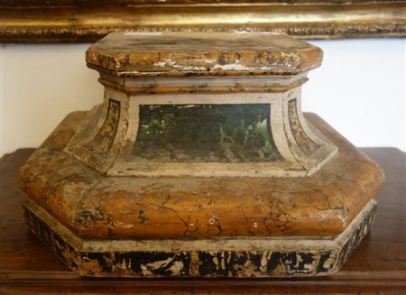 Base in legno laccato, sec.XVIII<br>cm. 45x32 h. 