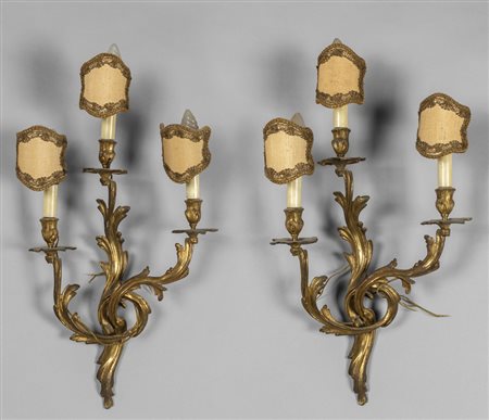 Coppia di apliques in bronzo dorato a tre luci, 