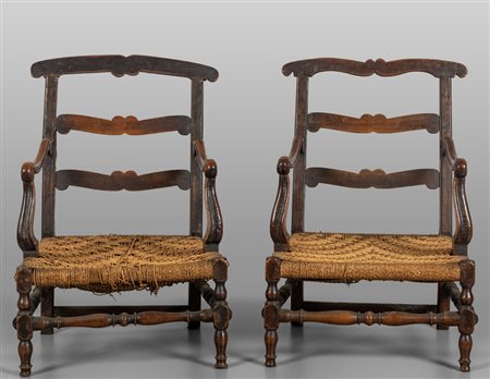 Coppia di poltrone a rocchetto da camino in noce, 