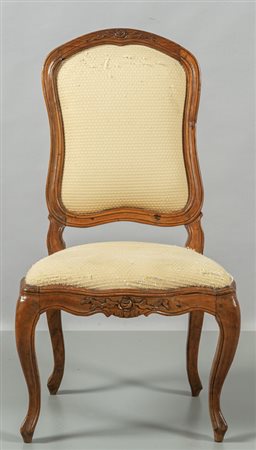 Sedia Luigi XV in noce intagliato con il motivo 