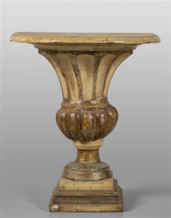 Piccola consolina formata da un mezzo vaso in 